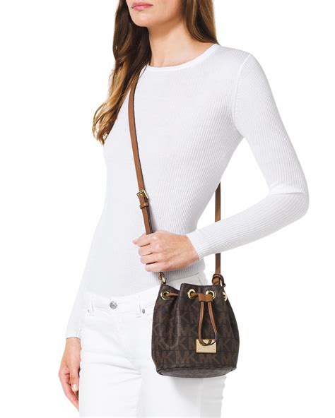 michael michael kors jules drawstring crossbody 